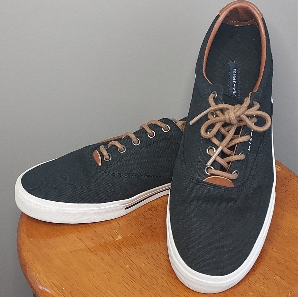 Tommy Hilfiger Men's black, Size 10.5 canvas sneaker